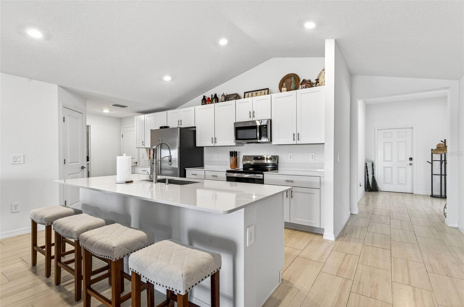 Image 2 of 51 For 15217 Zircon Red Drive