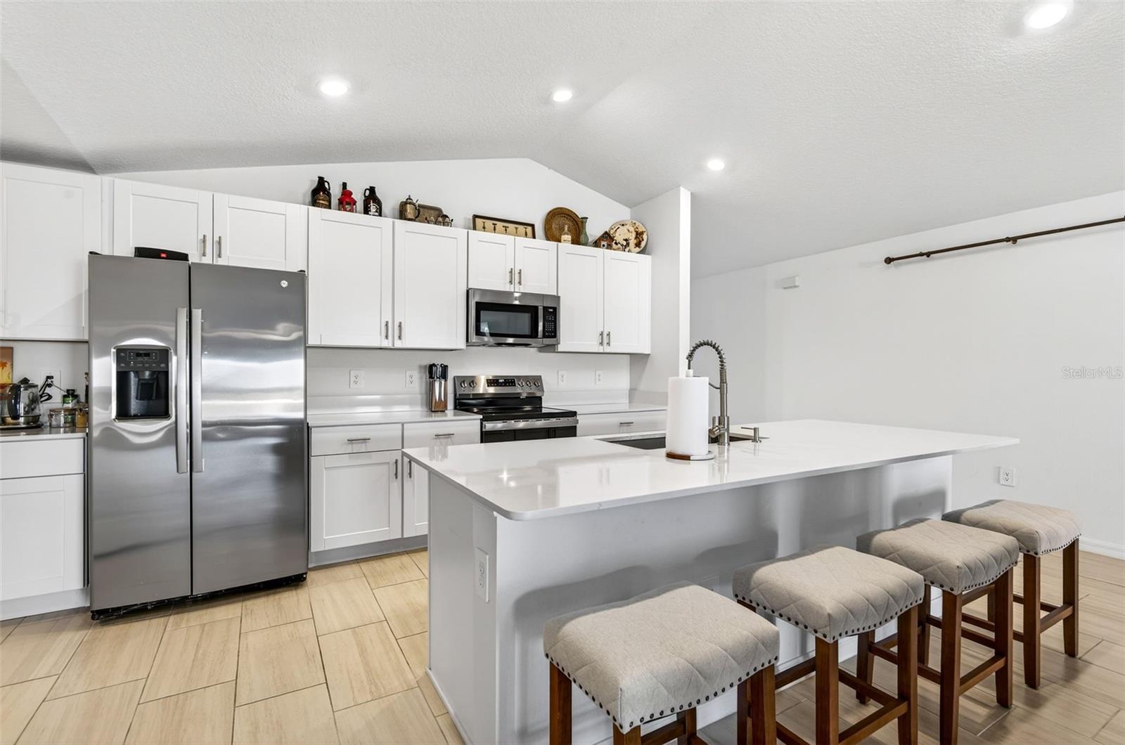 Image 28 of 51 For 15217 Zircon Red Drive