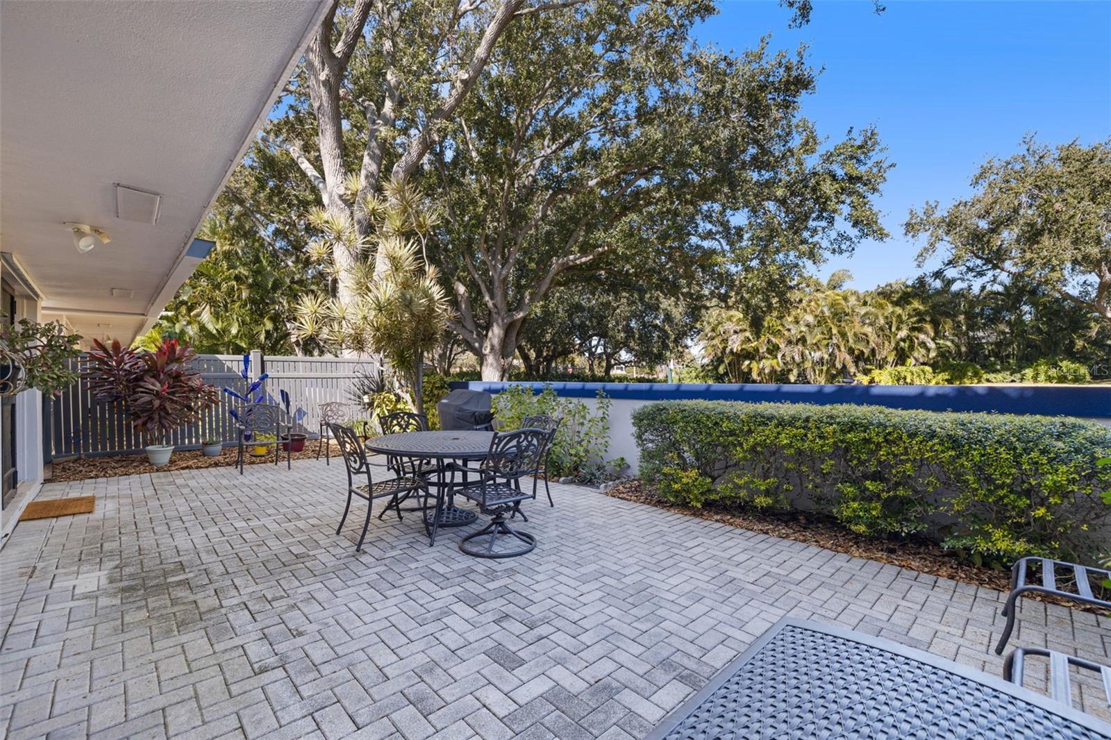 Listing photo id 17 for 1683 Watermark Circle Ne