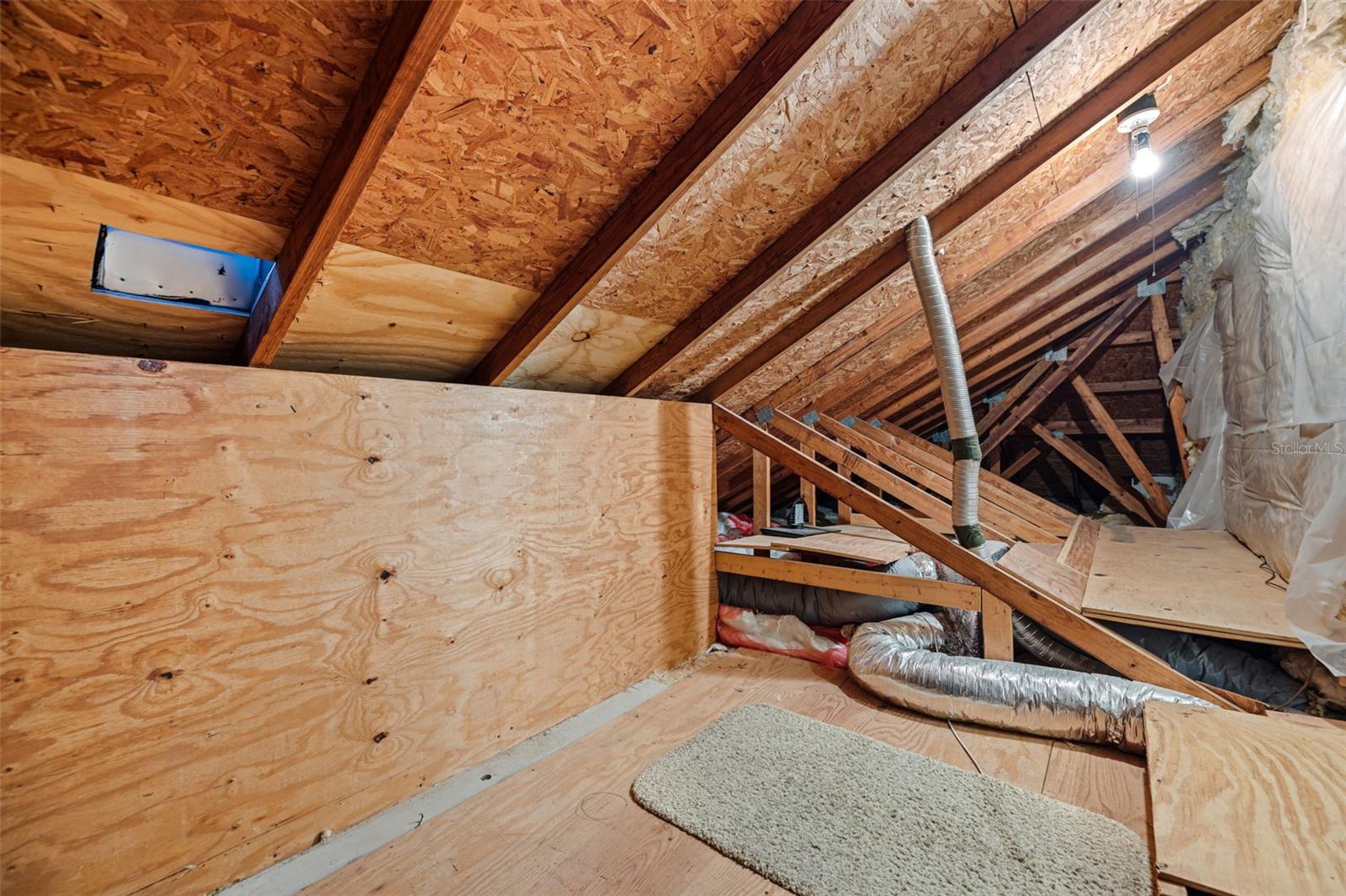 Listing photo id 33 for 1683 Watermark Circle Ne