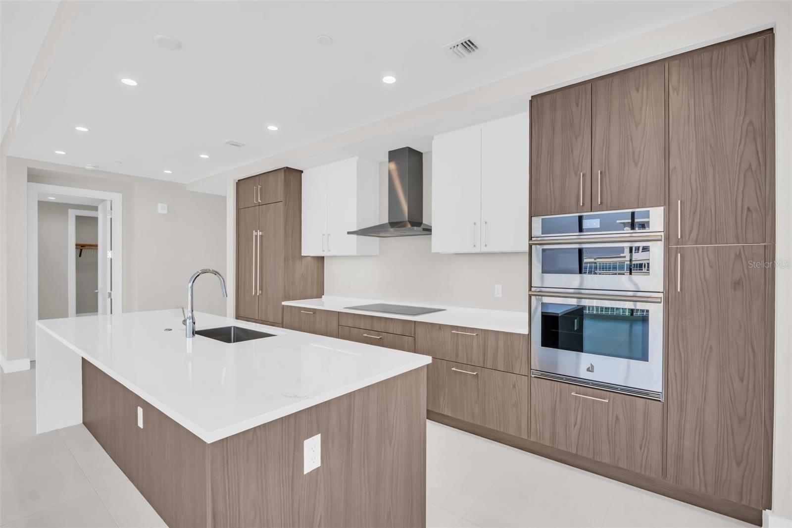 Listing photo id 11 for 275 1st Avenue S 2001