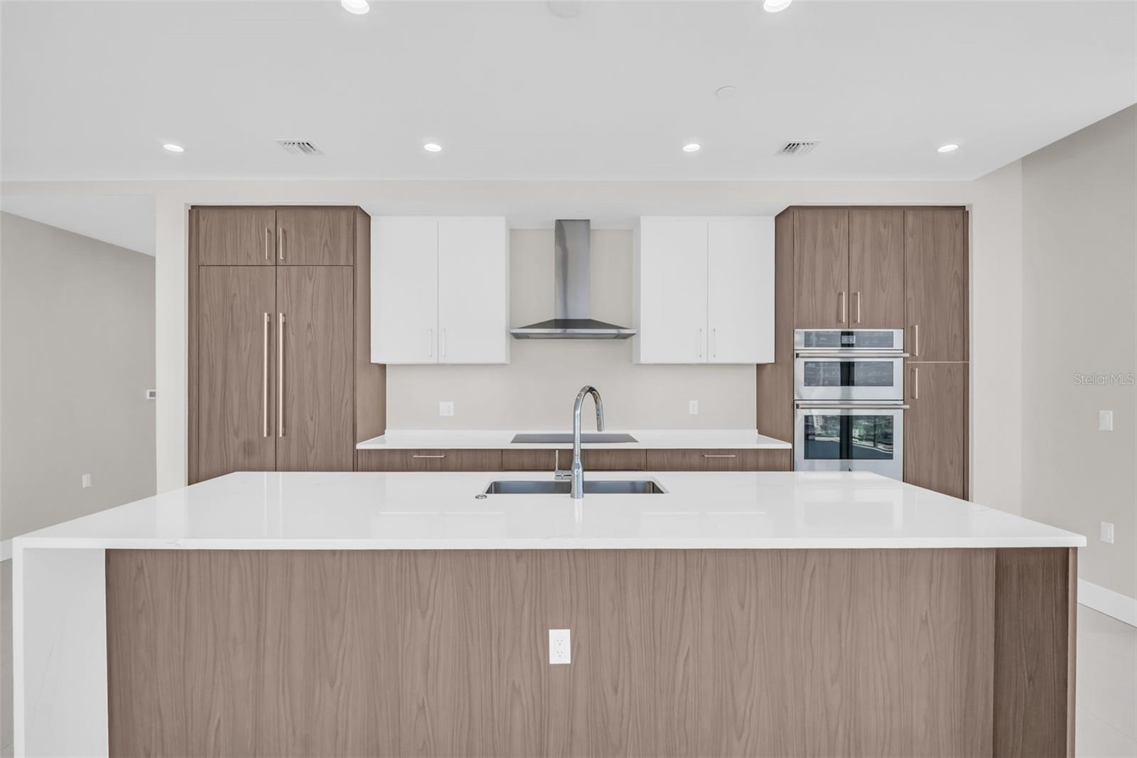 Listing photo id 12 for 275 1st Avenue S 2001