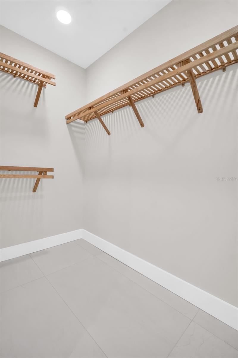 Listing photo id 26 for 275 1st Avenue S 2001