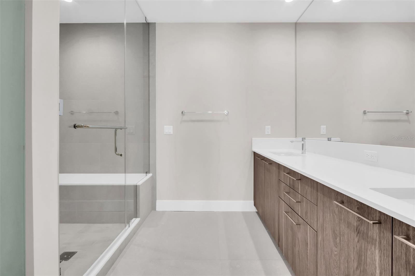 Listing photo id 27 for 275 1st Avenue S 2001