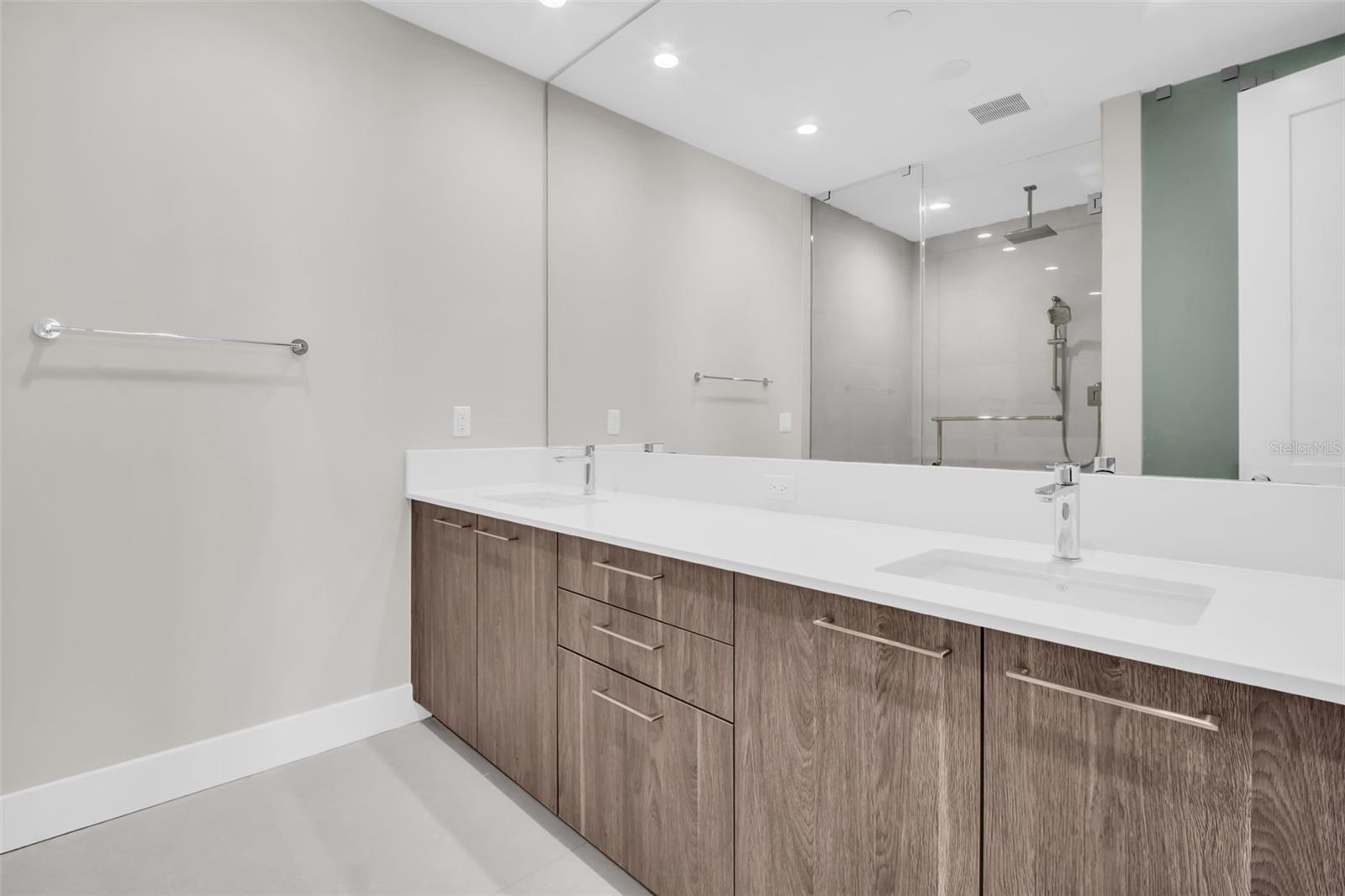 Listing photo id 28 for 275 1st Avenue S 2001