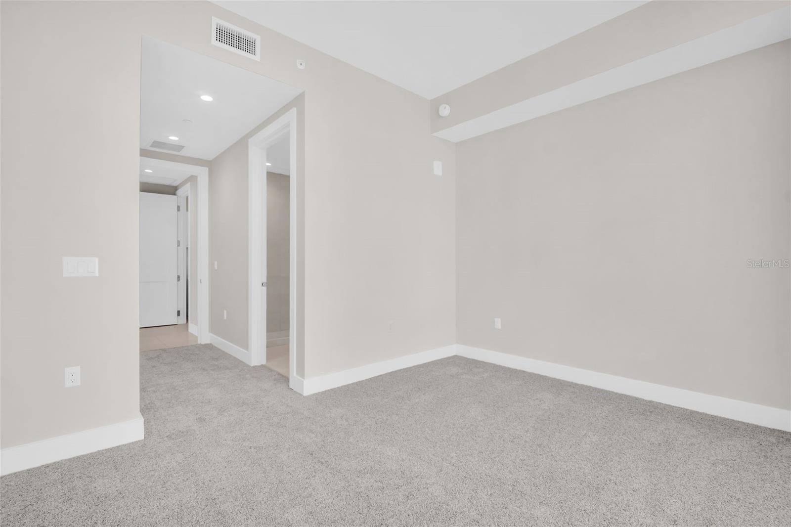 Listing photo id 33 for 275 1st Avenue S 2001