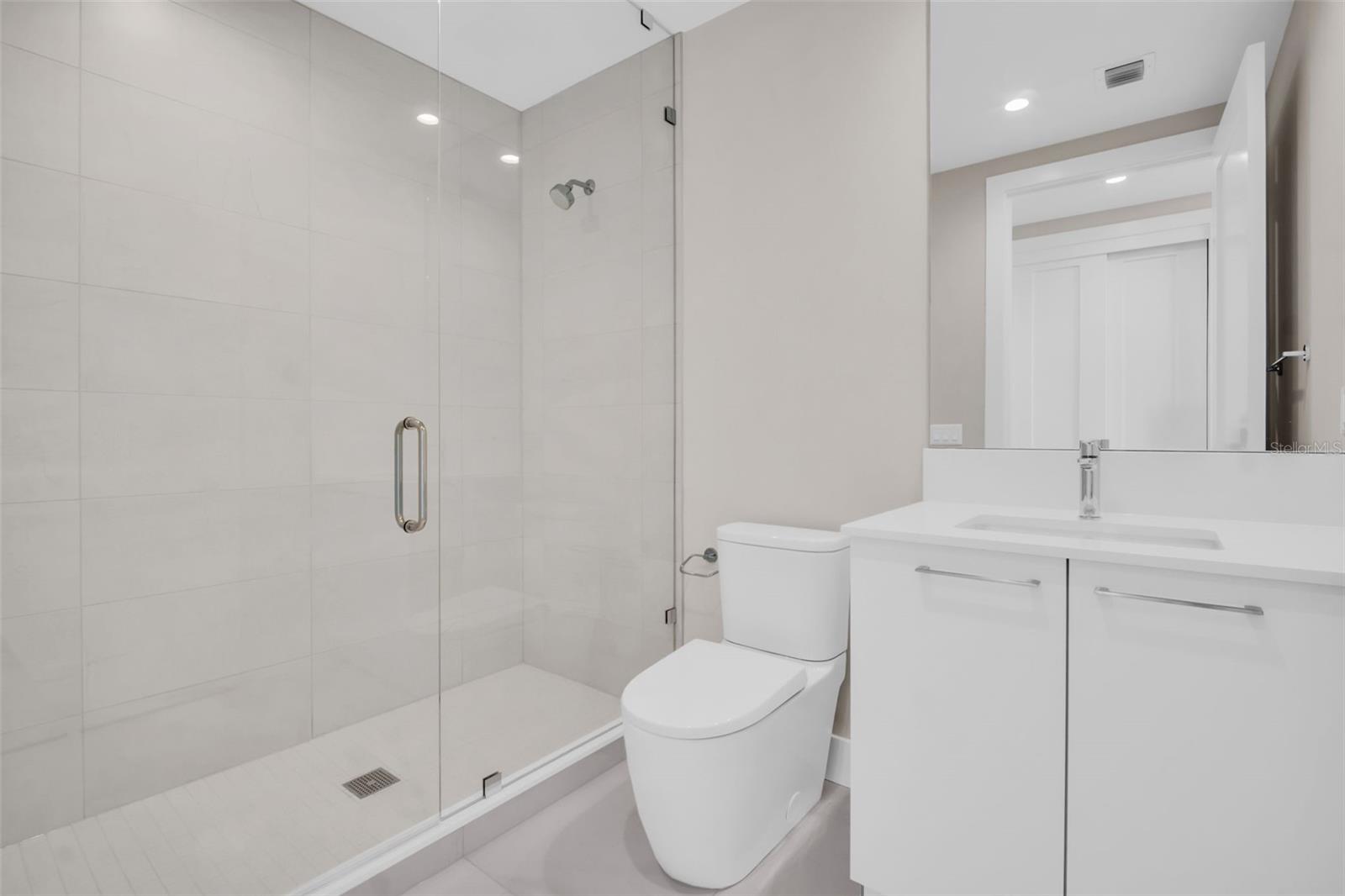 Listing photo id 34 for 275 1st Avenue S 2001