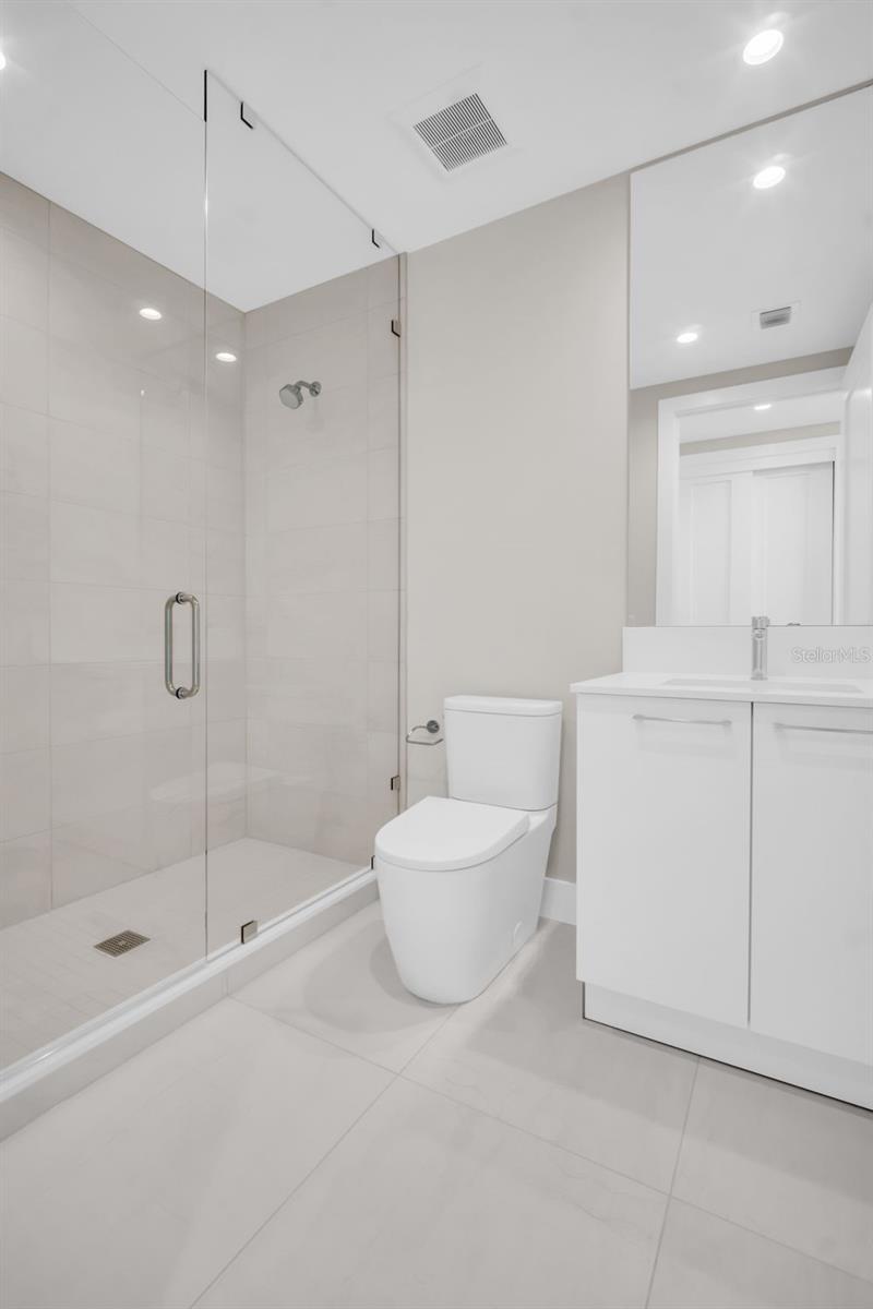 Listing photo id 35 for 275 1st Avenue S 2001