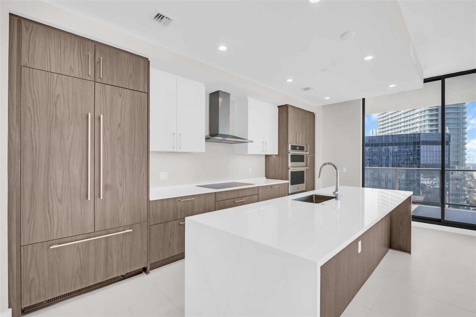 Listing photo id 2 for 275 1st Avenue S 2001