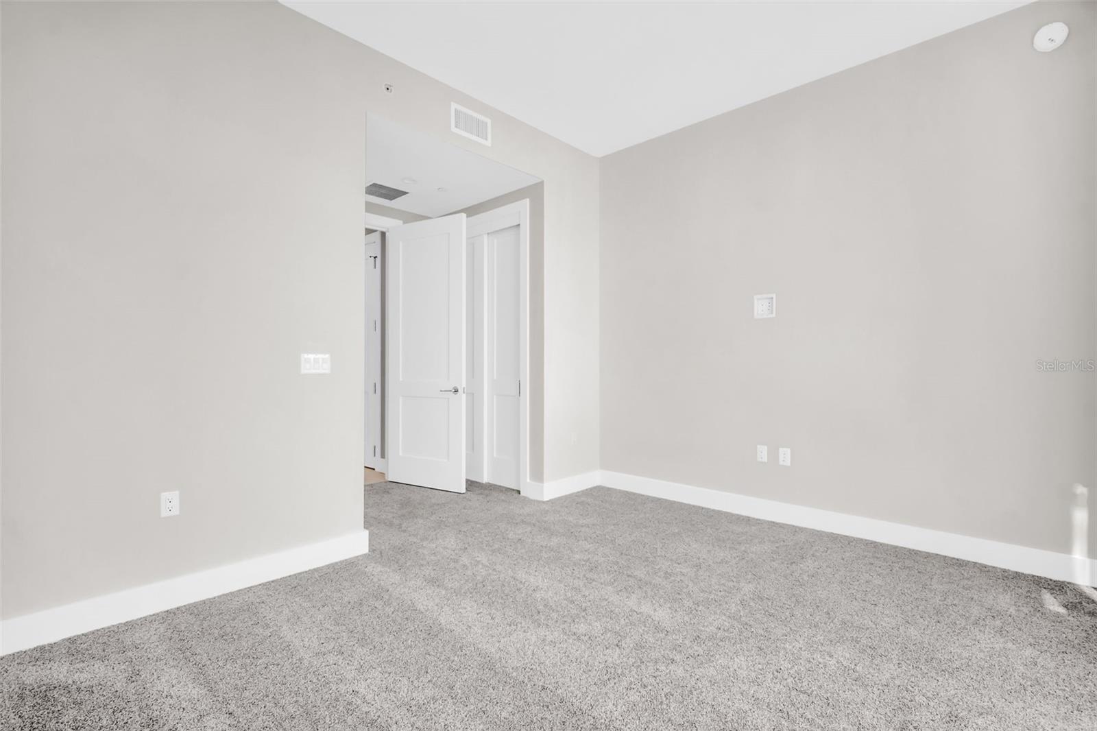 Listing photo id 39 for 275 1st Avenue S 2001