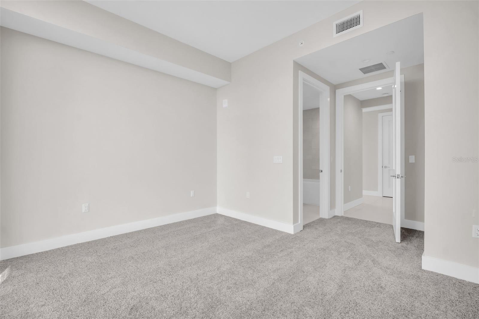 Listing photo id 40 for 275 1st Avenue S 2001