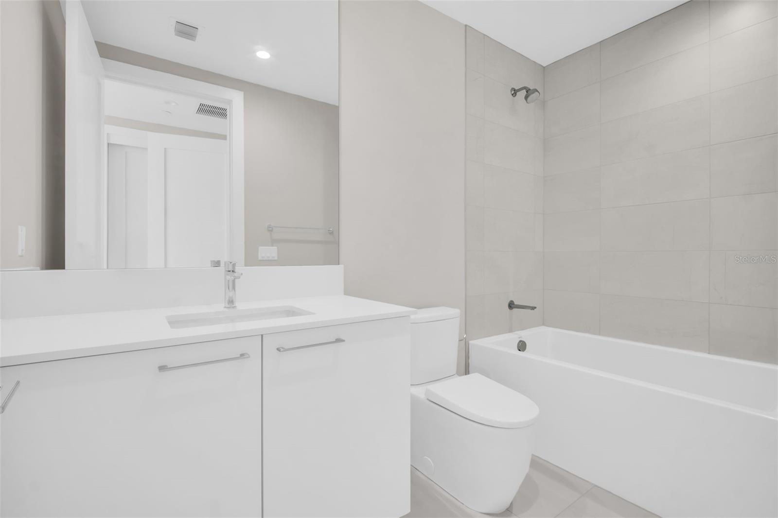 Listing photo id 41 for 275 1st Avenue S 2001