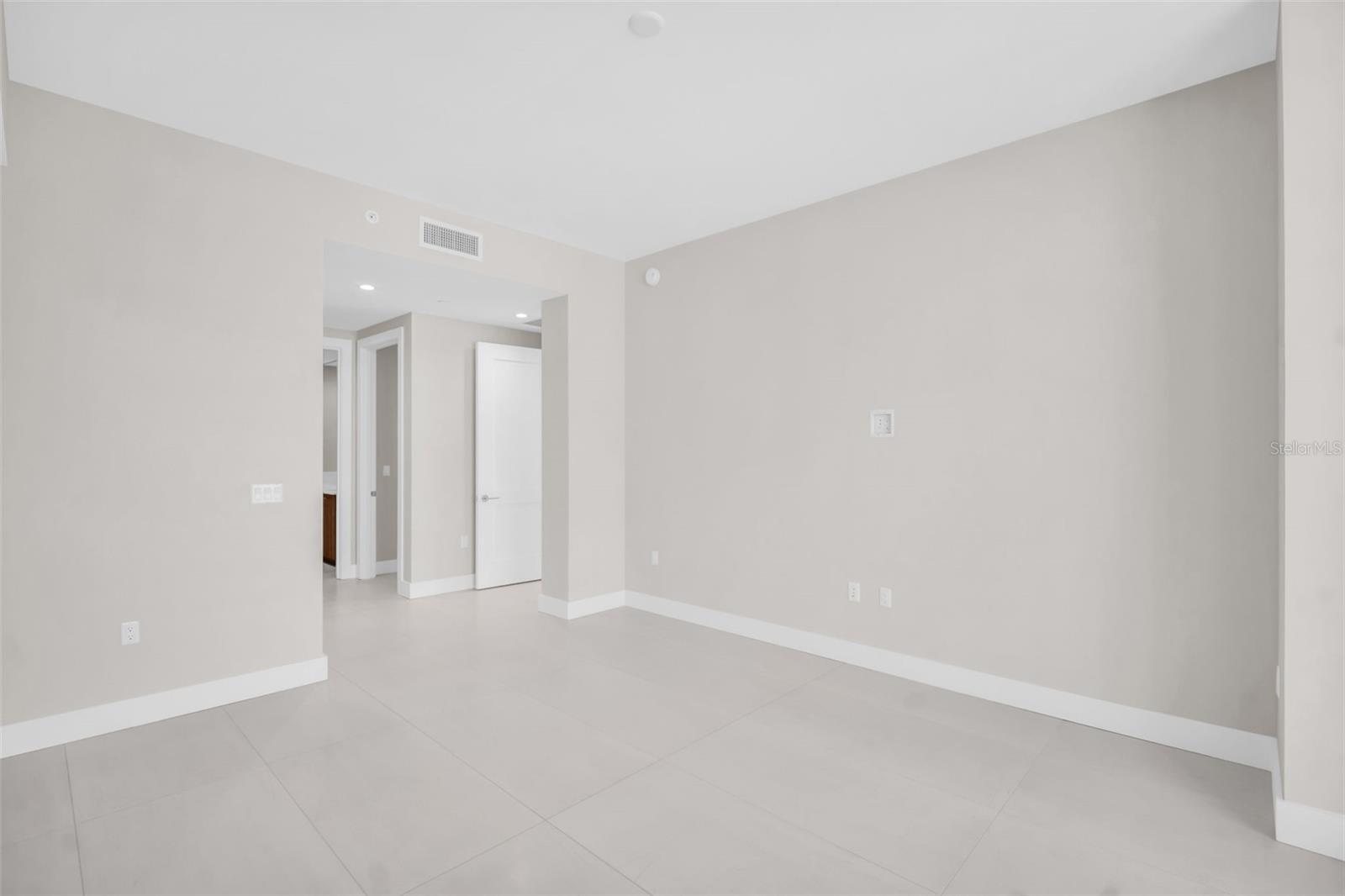 Listing photo id 43 for 275 1st Avenue S 2001