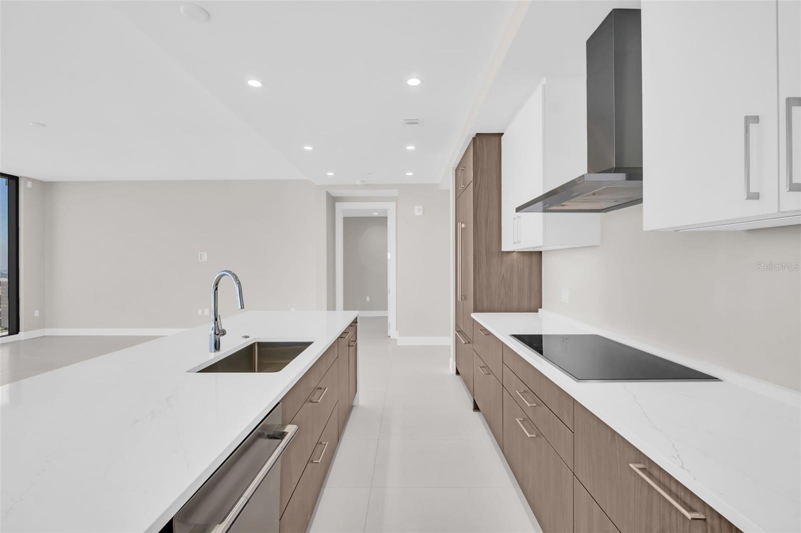 Listing photo id 3 for 275 1st Avenue S 2001