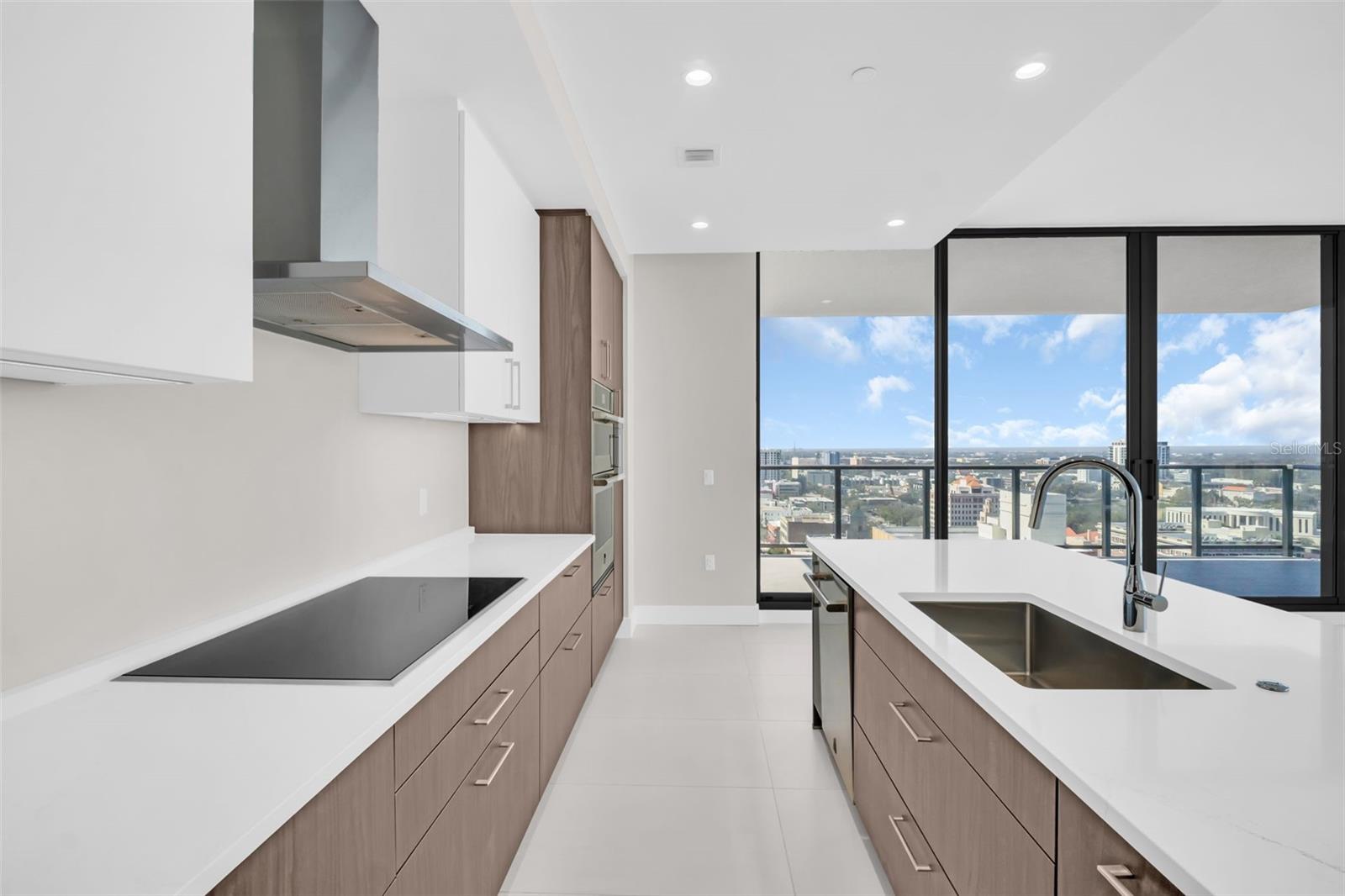 Listing photo id 4 for 275 1st Avenue S 2001