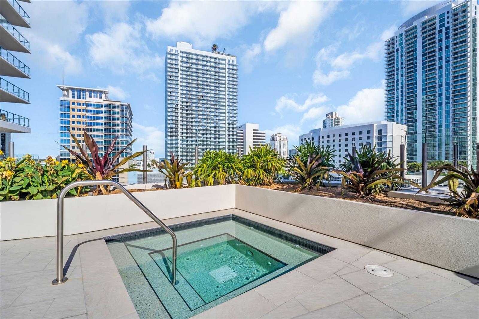 Listing photo id 58 for 275 1st Avenue S 2001