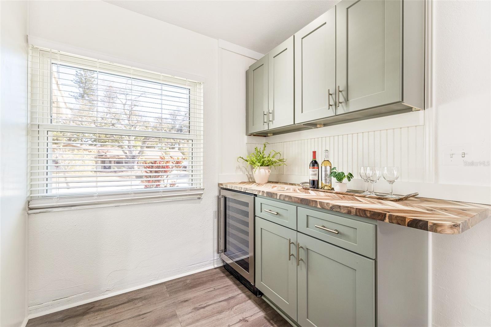 Listing photo id 10 for 6691 23rd Street S