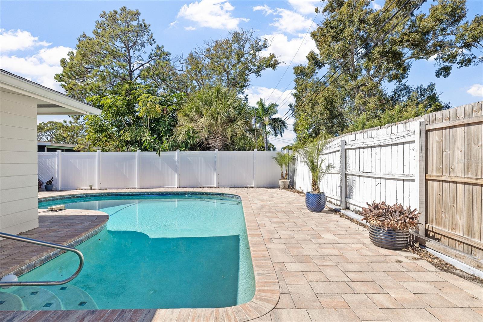 Listing photo id 15 for 6691 23rd Street S