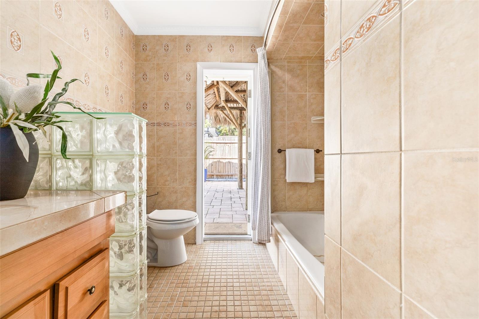 Listing photo id 17 for 6691 23rd Street S