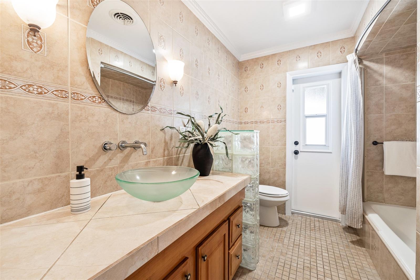 Listing photo id 18 for 6691 23rd Street S