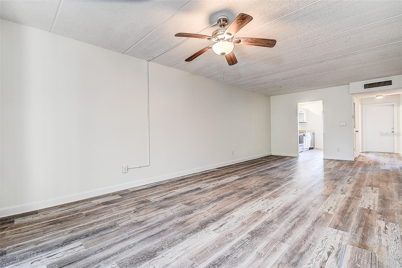 Image 15 of 37 For 4435 1st Street Ne 111