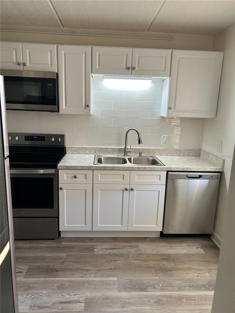 Image 5 of 37 For 4435 1st Street Ne 111