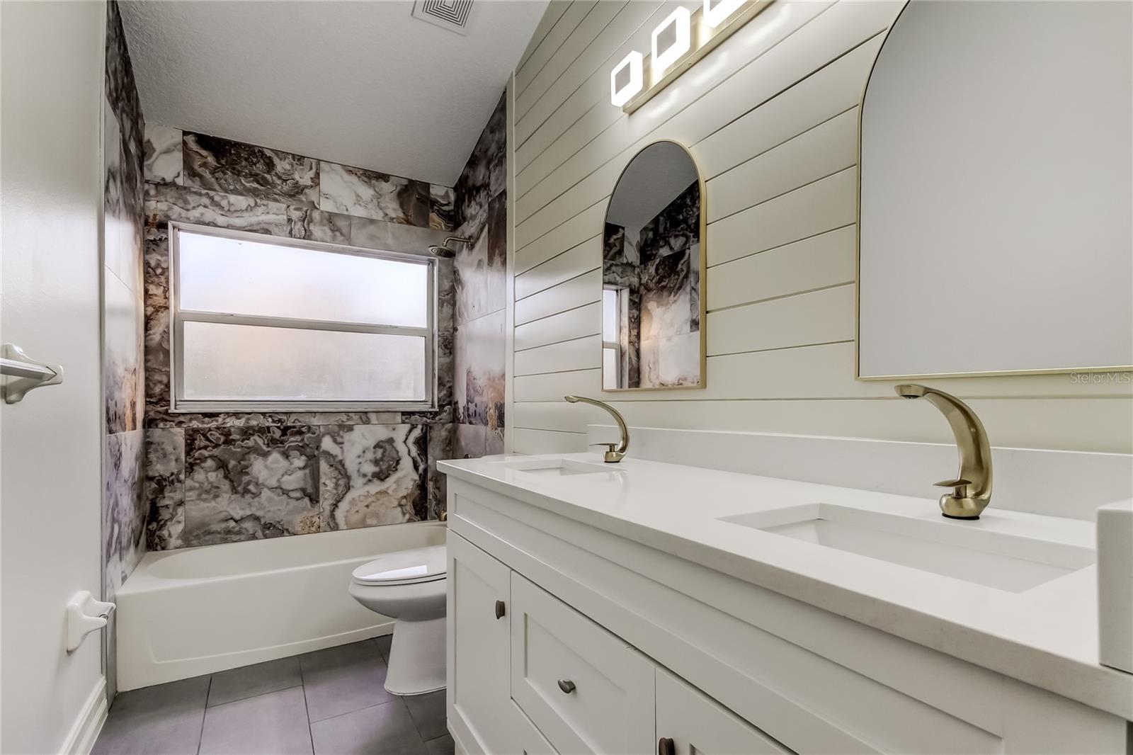 Listing photo id 18 for 9311 Heritage Oak Court