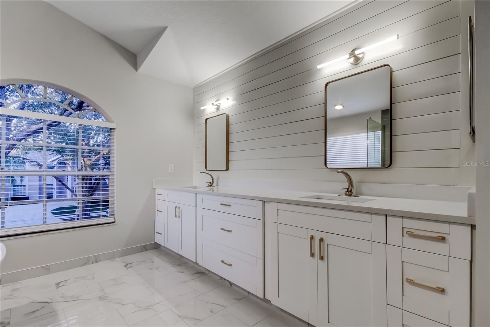 Listing photo id 23 for 9311 Heritage Oak Court