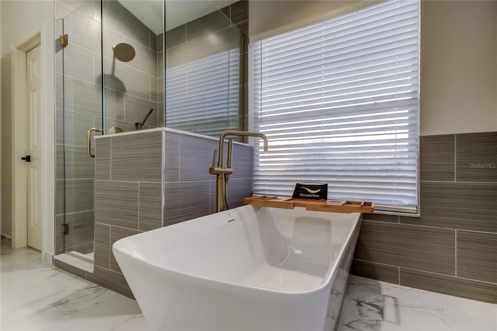 Listing photo id 24 for 9311 Heritage Oak Court