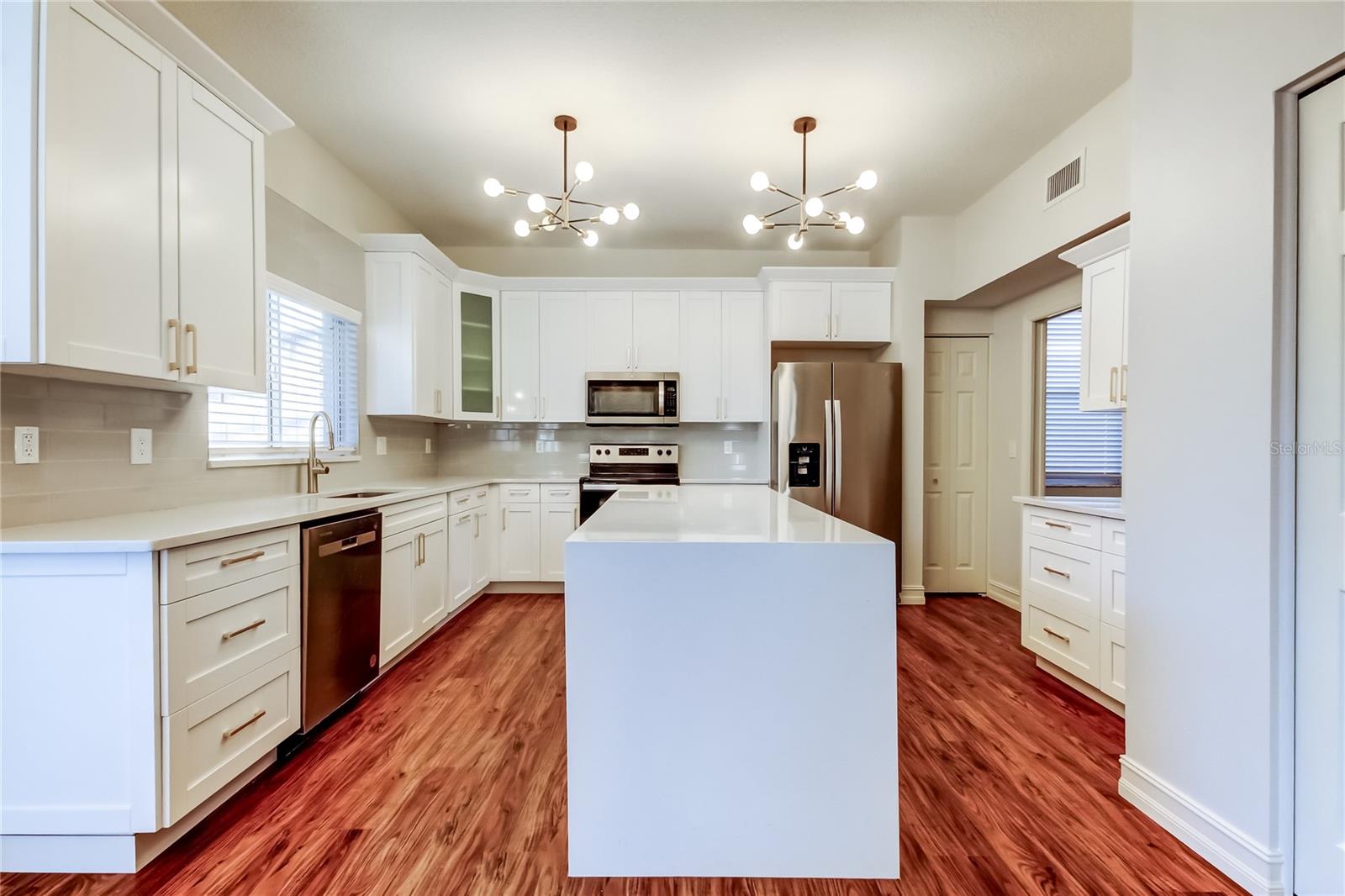 Listing photo id 4 for 9311 Heritage Oak Court