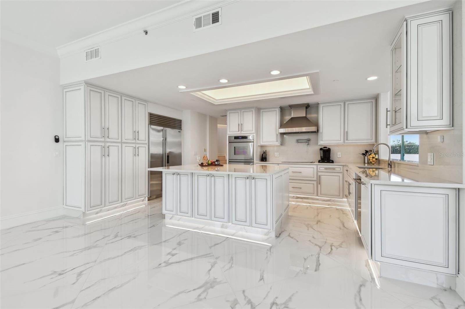 Image 21 of 100 For 1560 Gulf Boulevard 306