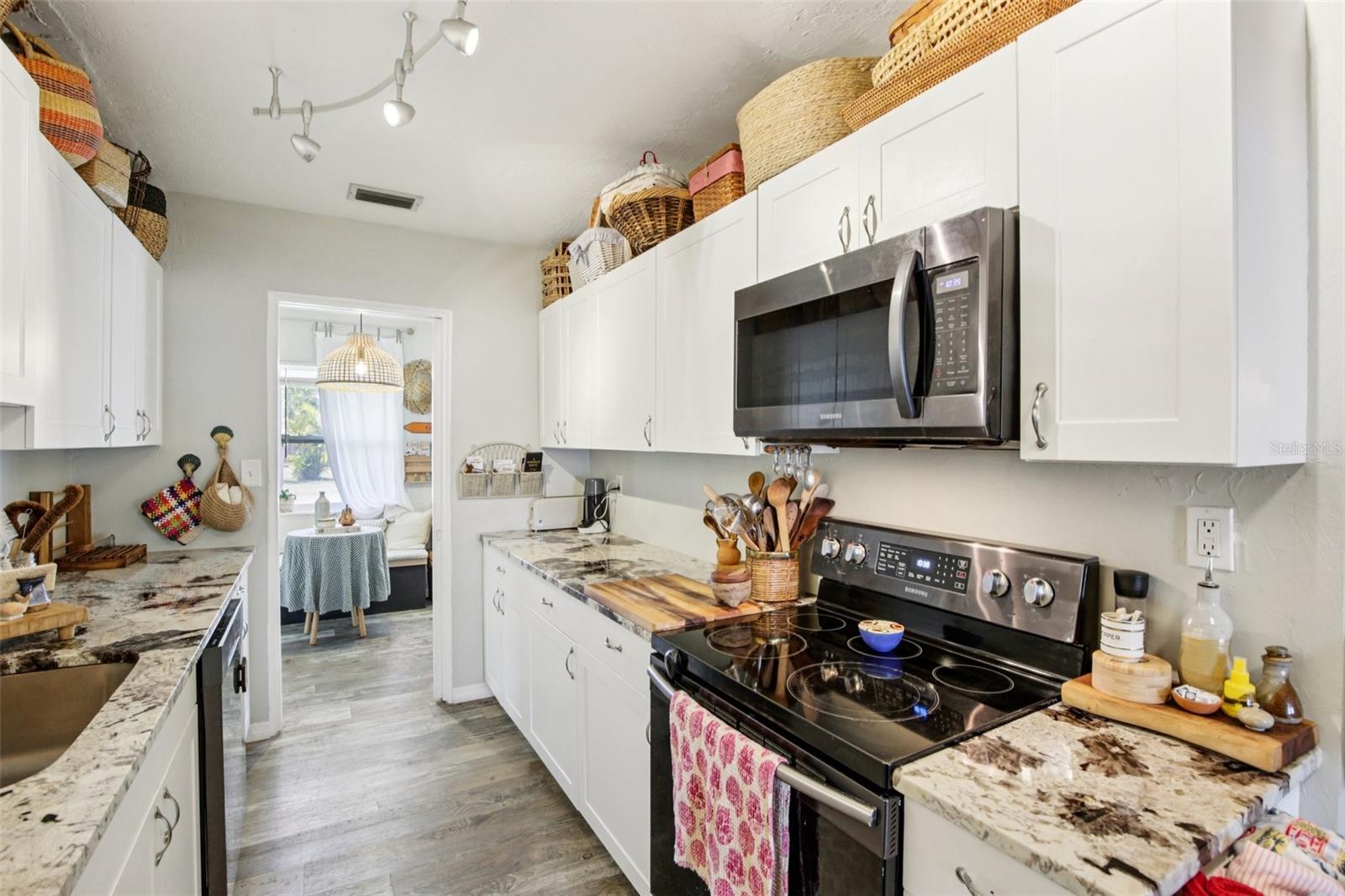 Image 16 of 33 For 2818 11th Avenue W