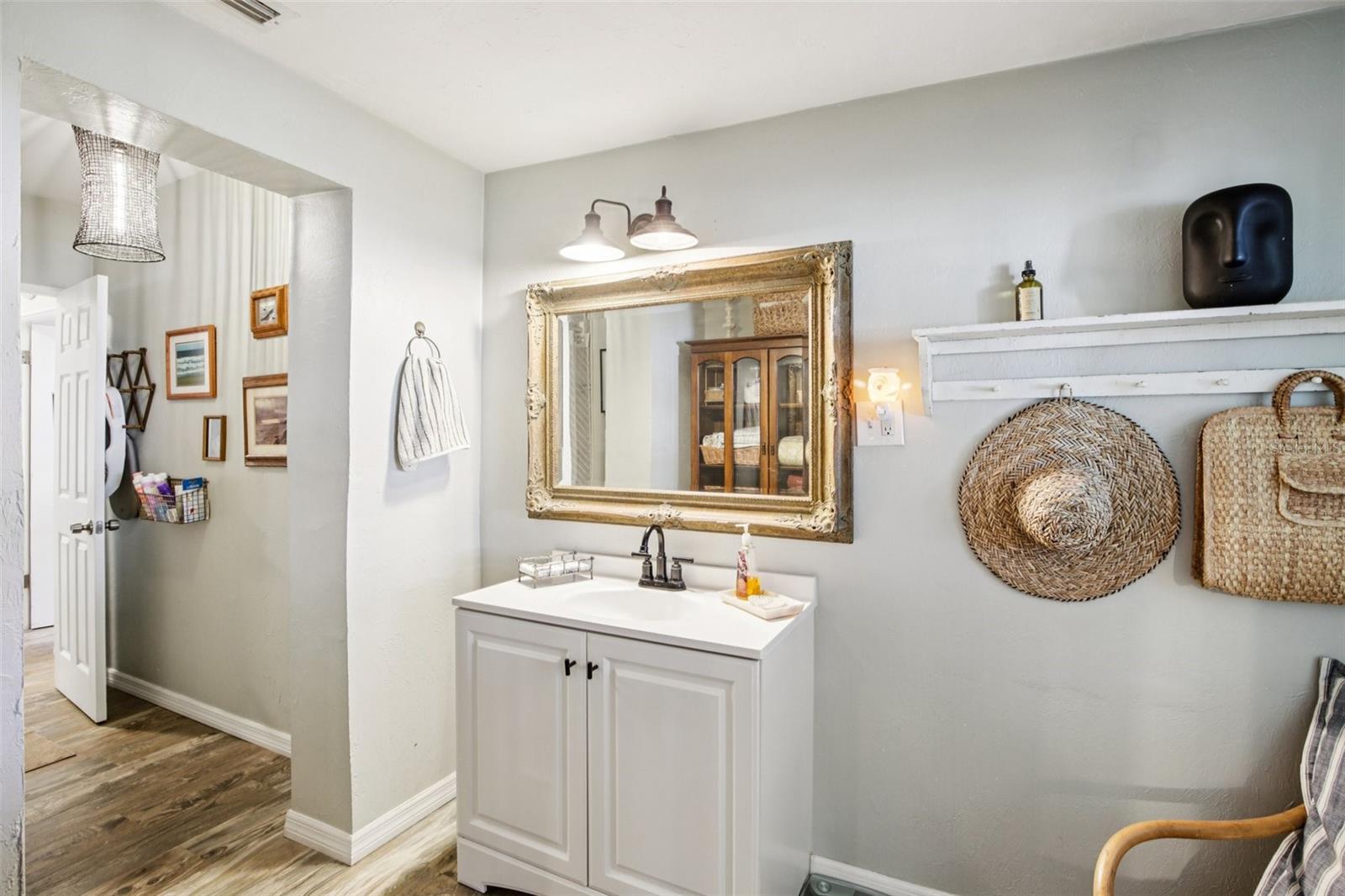 Image 20 of 33 For 2818 11th Avenue W