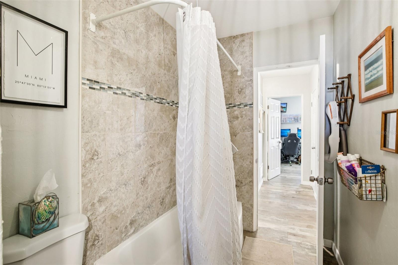 Image 21 of 33 For 2818 11th Avenue W