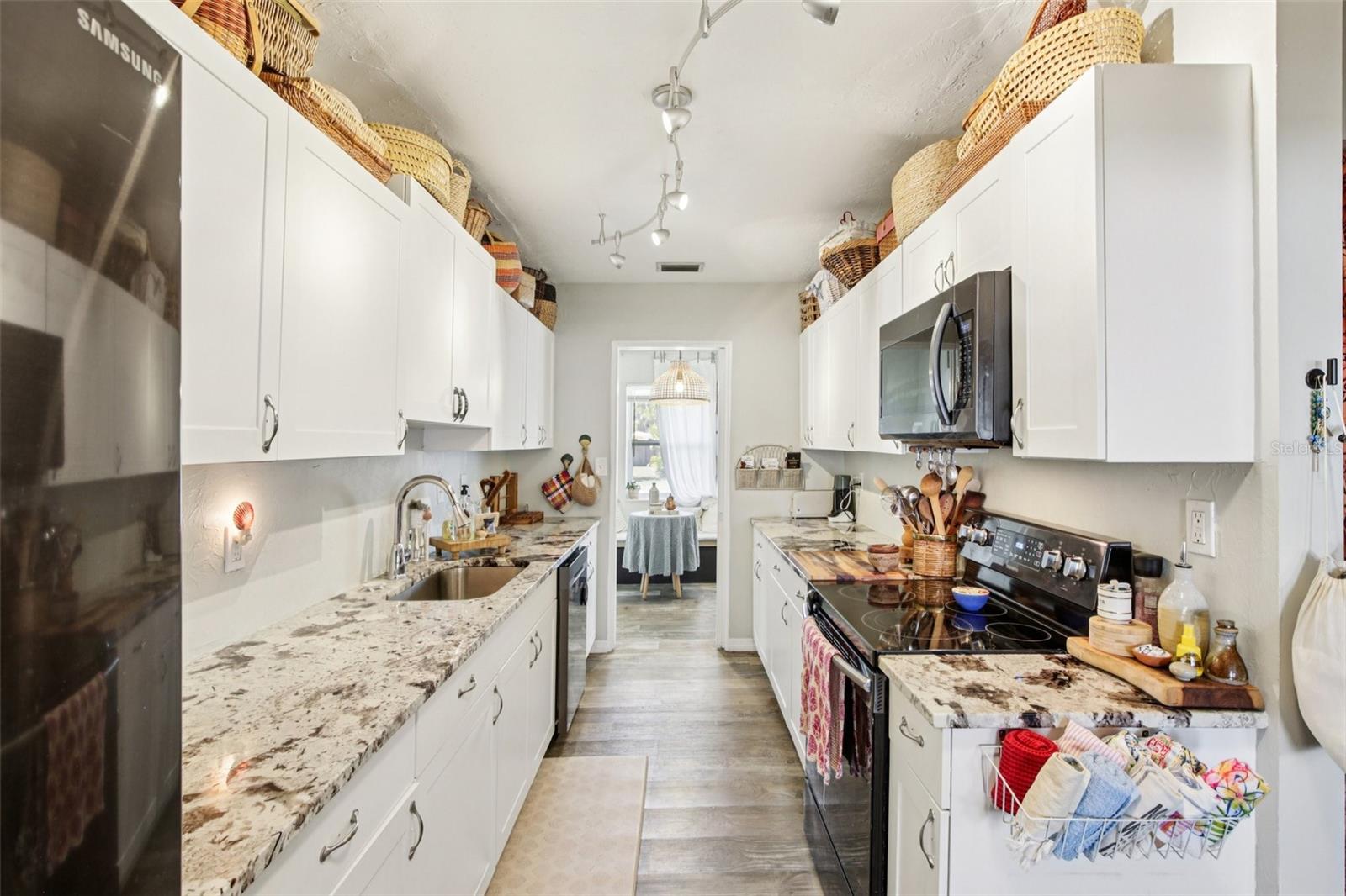 Image 3 of 33 For 2818 11th Avenue W