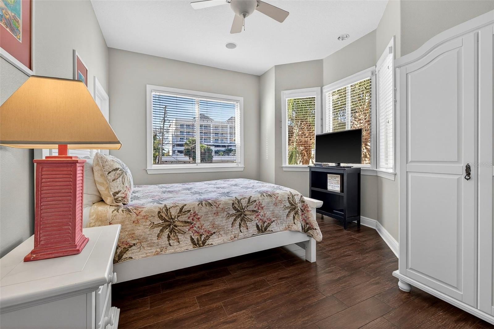 Image 17 of 30 For 620 Bayway Boulevard