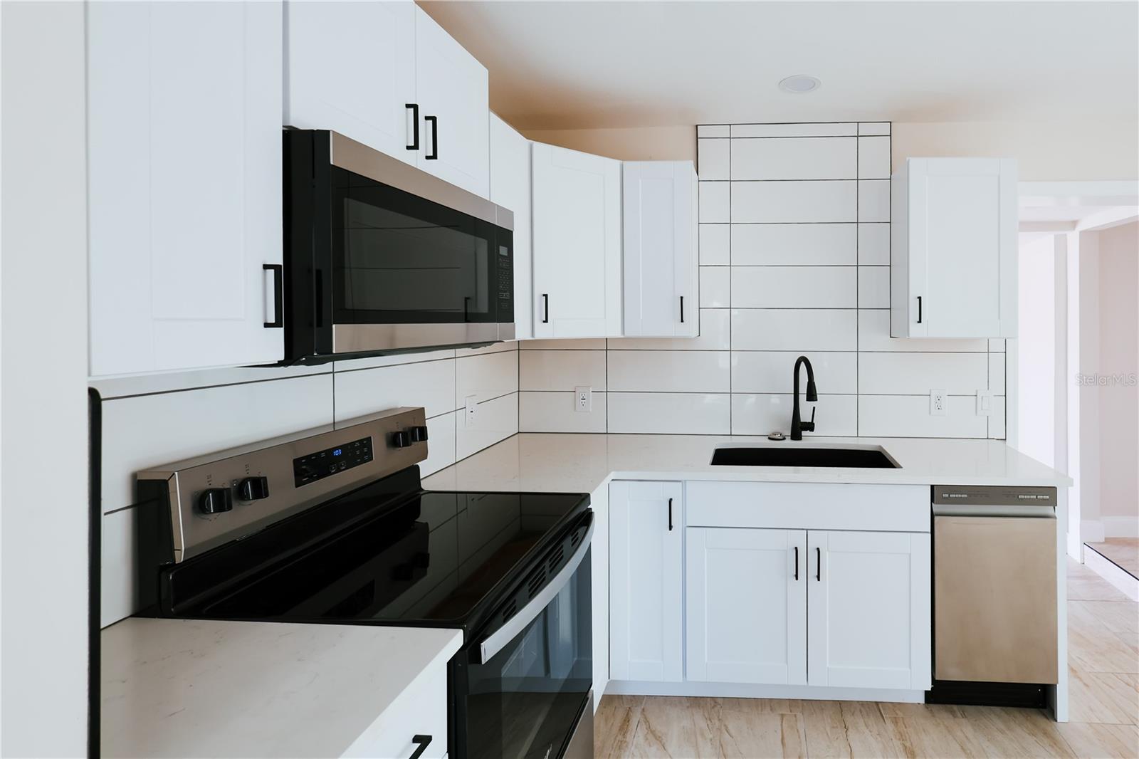 Listing photo id 11 for 908 61st Street S