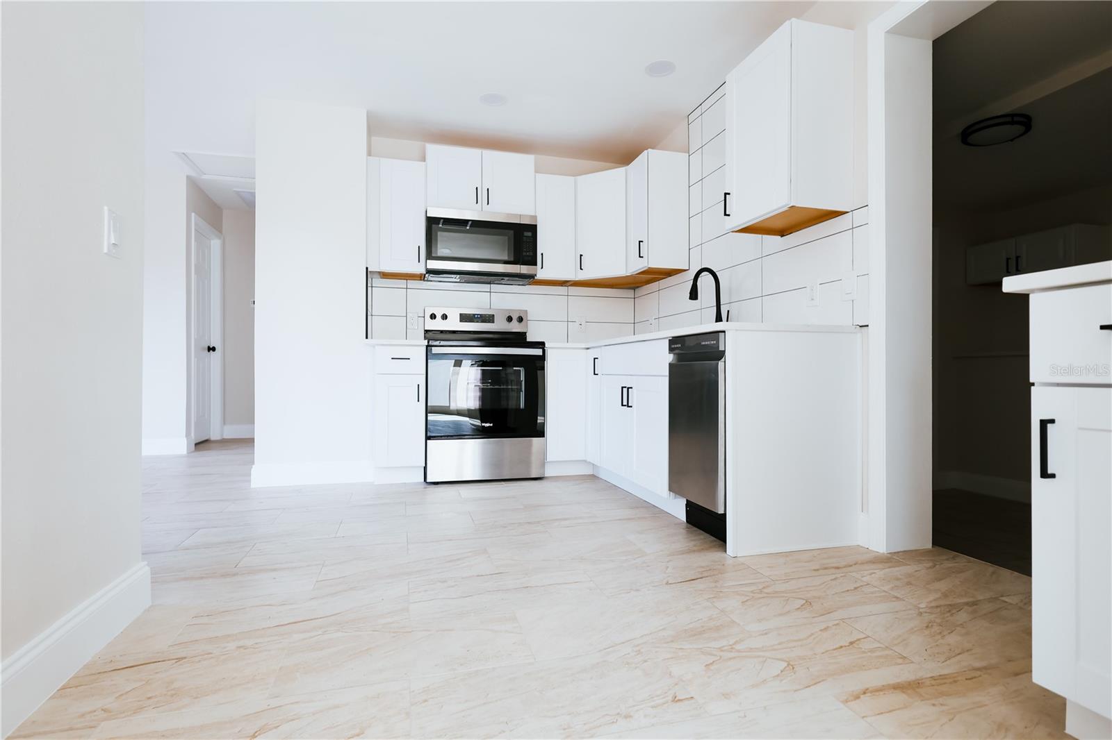 Listing photo id 12 for 908 61st Street S