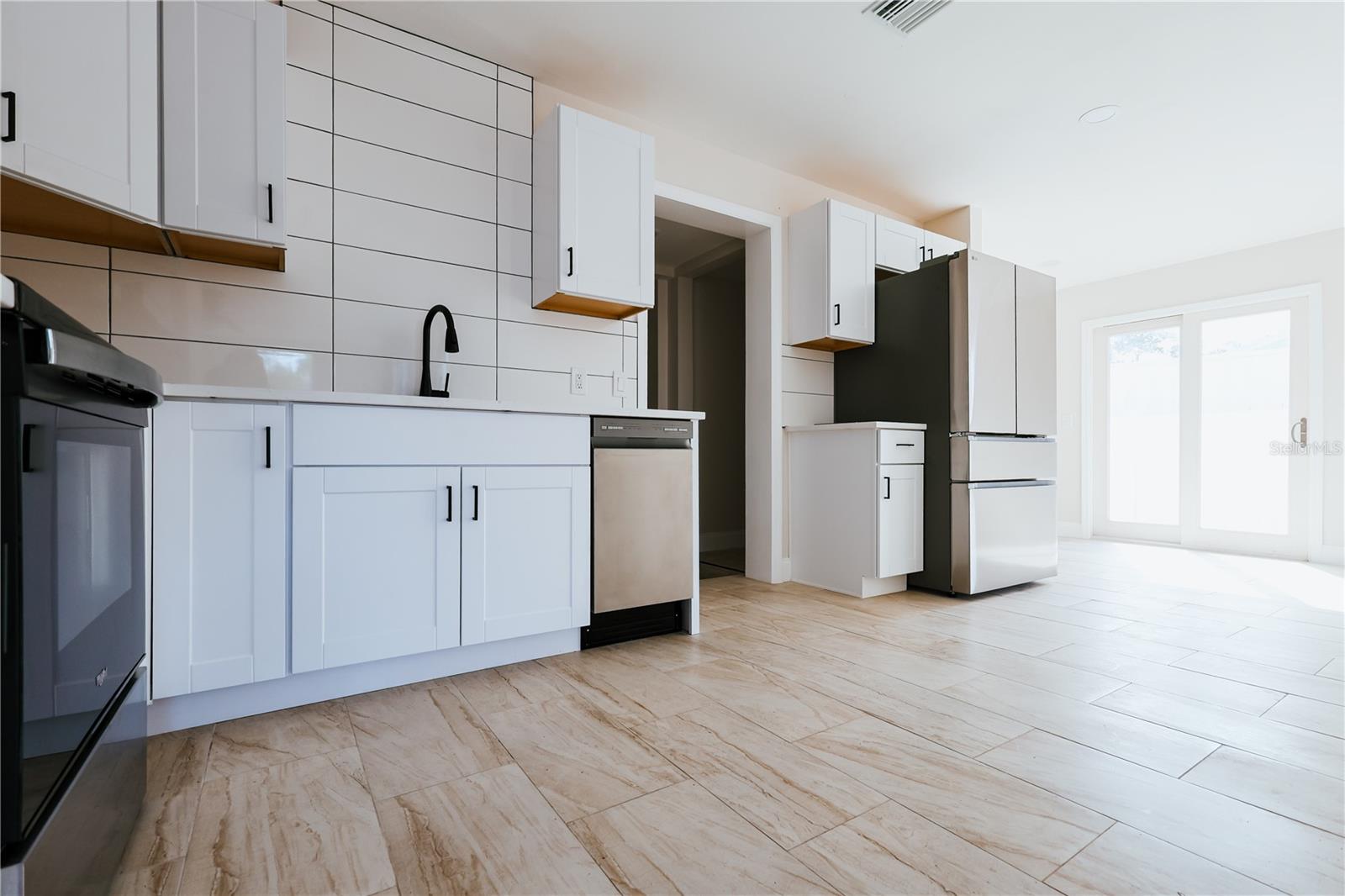 Listing photo id 13 for 908 61st Street S