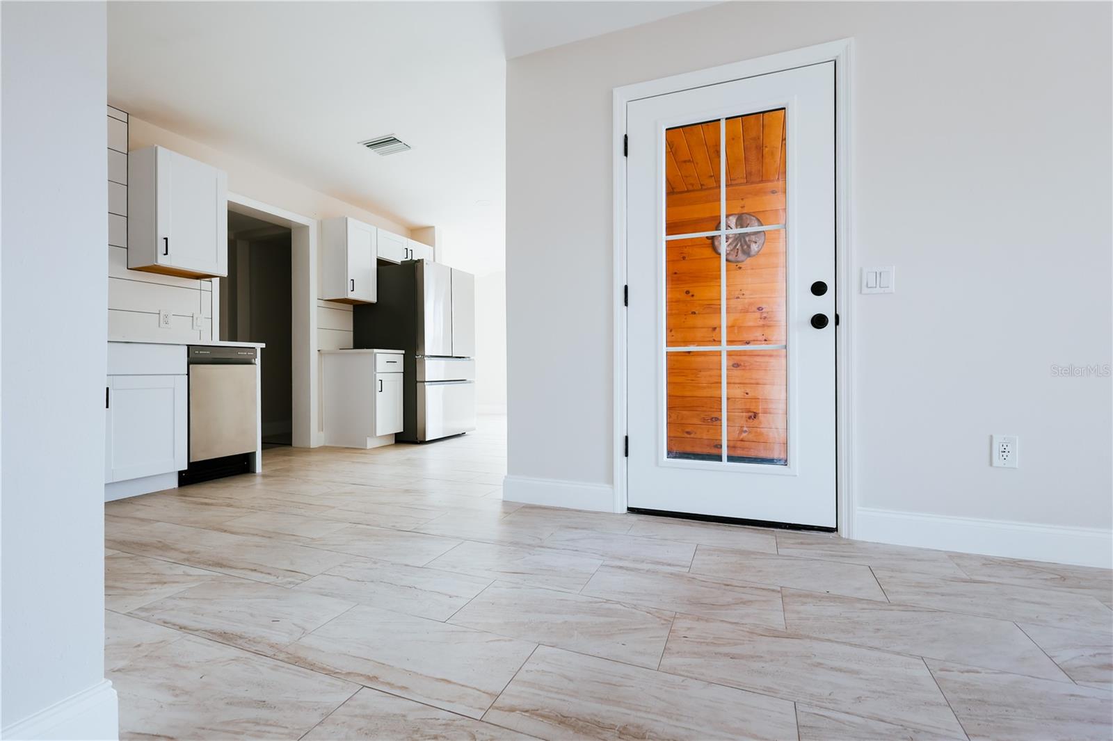 Listing photo id 17 for 908 61st Street S