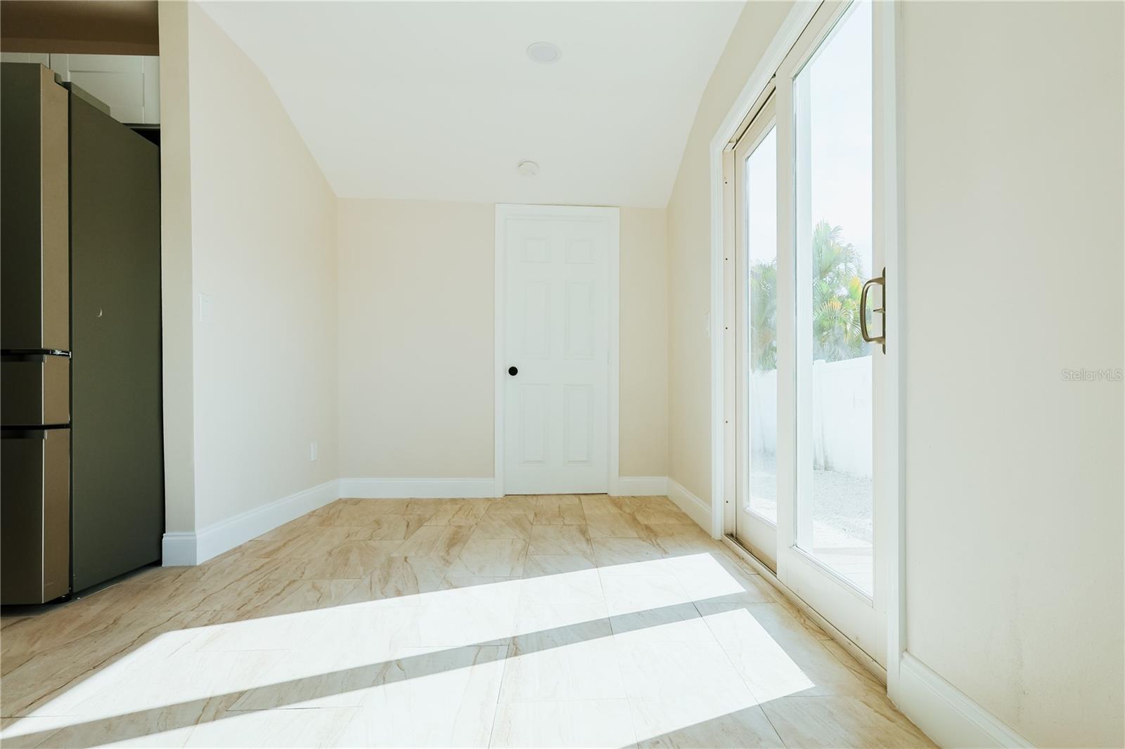 Listing photo id 19 for 908 61st Street S