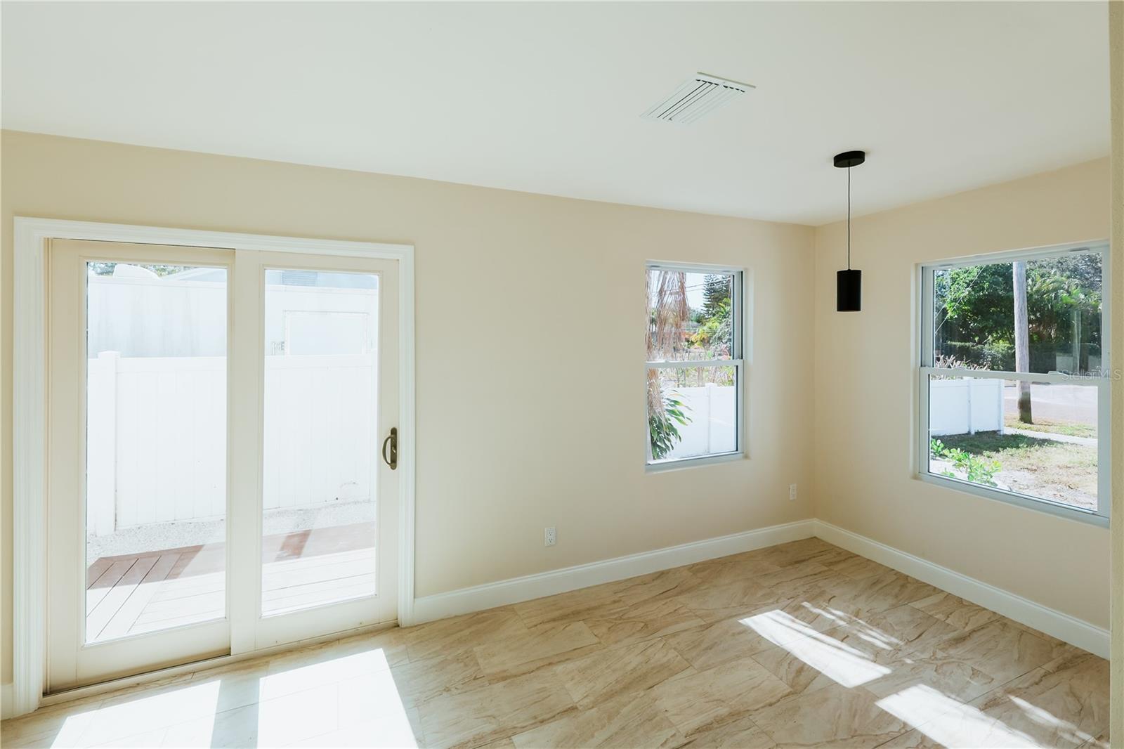 Listing photo id 20 for 908 61st Street S