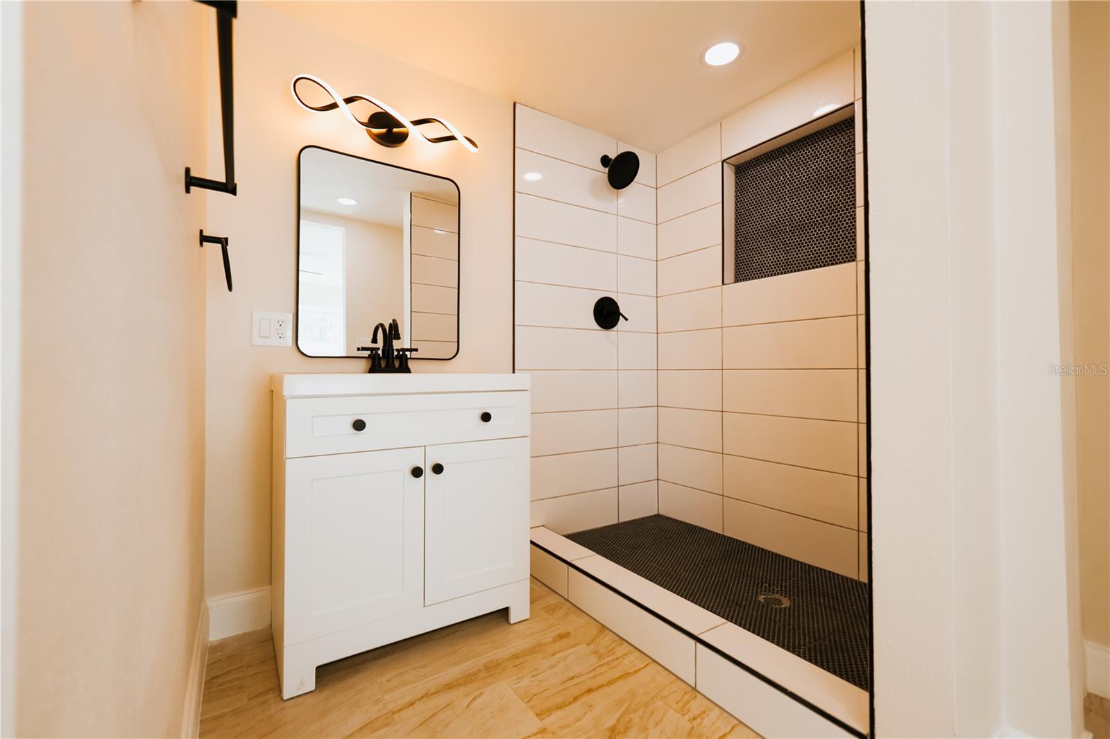 Listing photo id 24 for 908 61st Street S