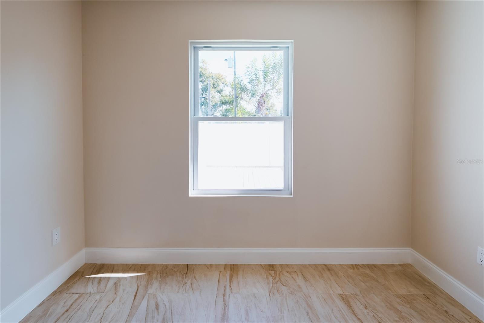 Listing photo id 28 for 908 61st Street S