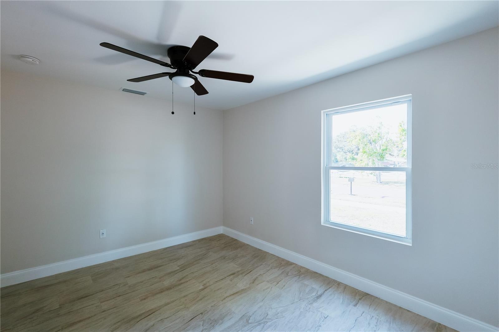 Listing photo id 29 for 908 61st Street S