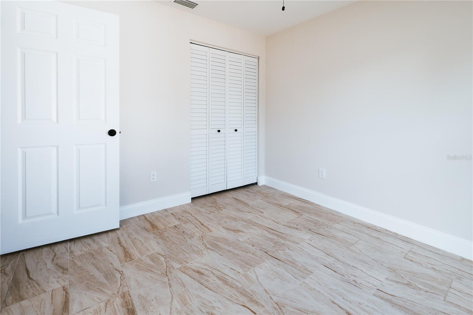 Listing photo id 30 for 908 61st Street S