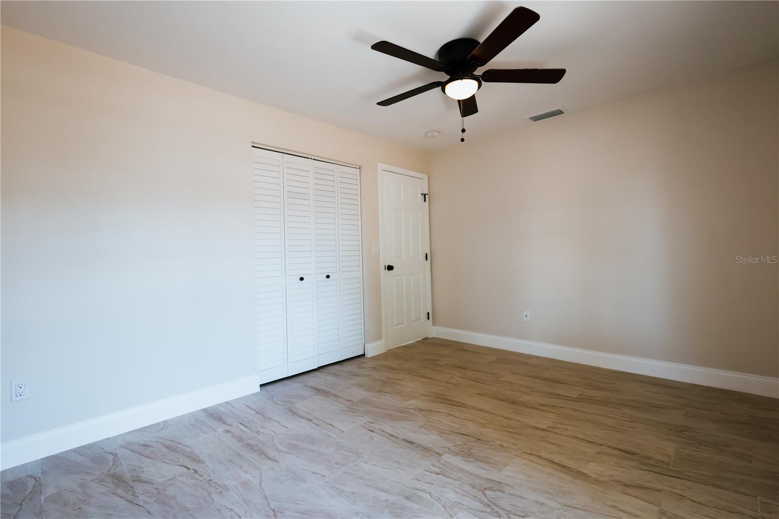 Listing photo id 32 for 908 61st Street S