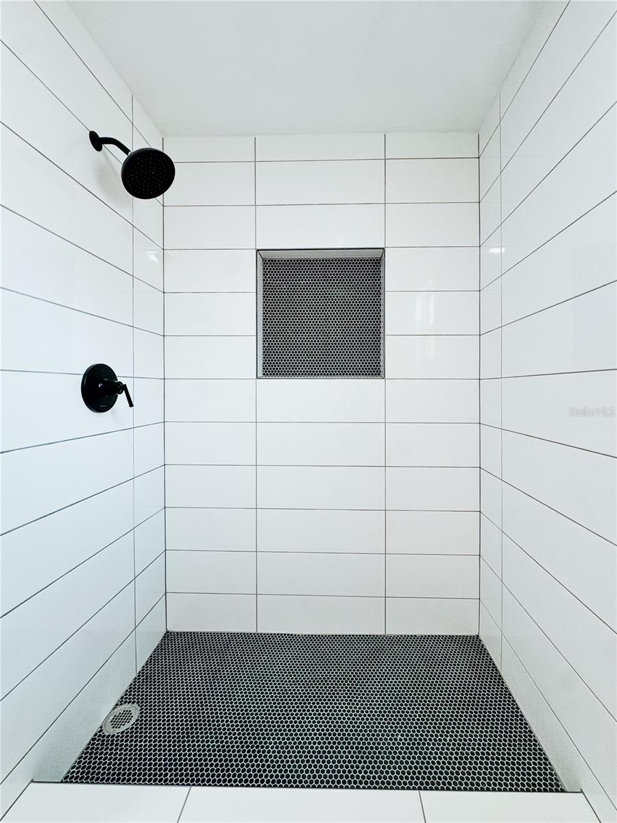 Listing photo id 34 for 908 61st Street S