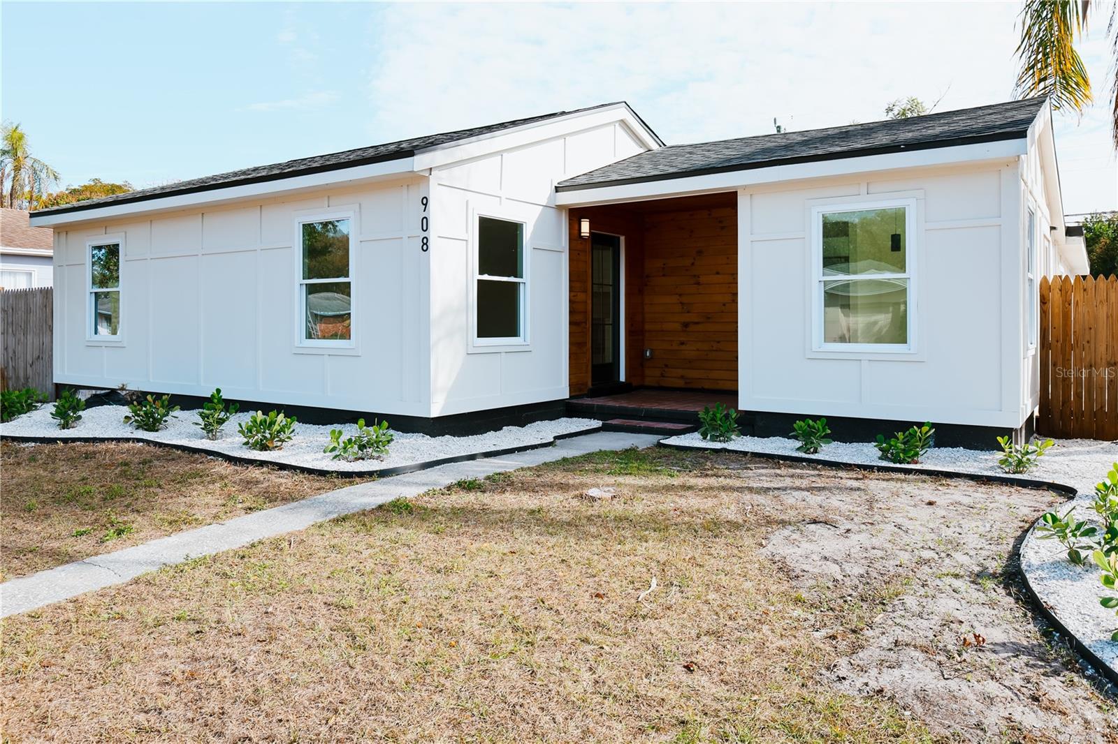 Listing photo id 2 for 908 61st Street S