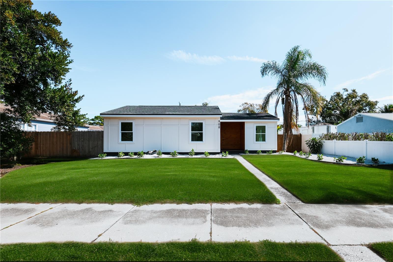 Listing photo id 3 for 908 61st Street S